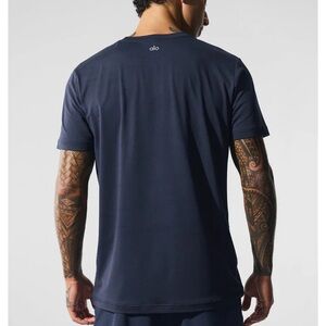 ALO Yoga Men's Conquer Reform Crewneck Short Sleeve navy
